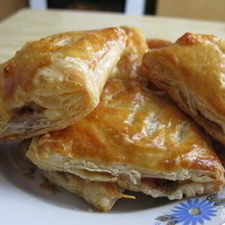 Слоеные пирожки с копченой грудинкой
