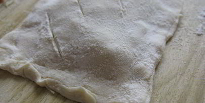 слоеные пирожки с копченой грудинкой