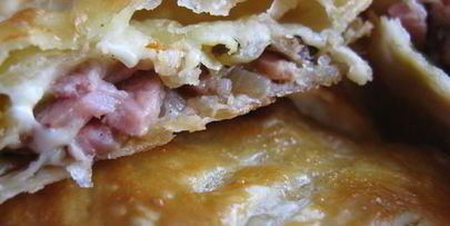 слоеные пирожки с копченой грудинкой