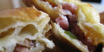 слоеные пирожки с копченой грудинкой