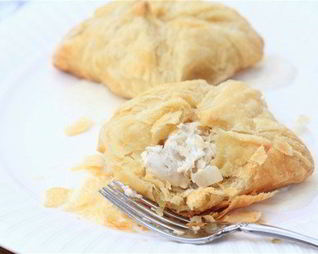 Слоеные пирожки с курицей
