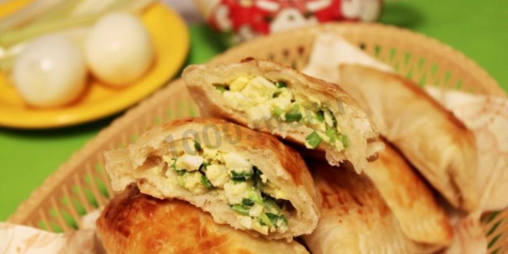 Рецепт слоеные пирожки с луком и яйцом