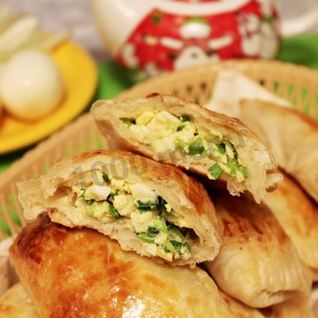 Слоеные пирожки с луком и яйцом