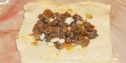 слоеные пирожки с мясом