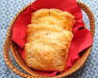 Слоеные пирожки с яблочной начинкой