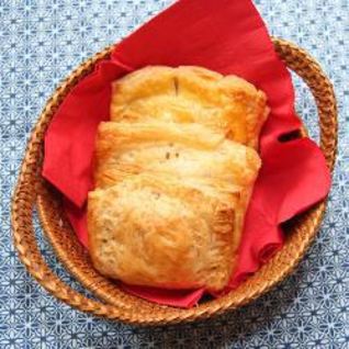 Слоеные пирожки с яблочной начинкой