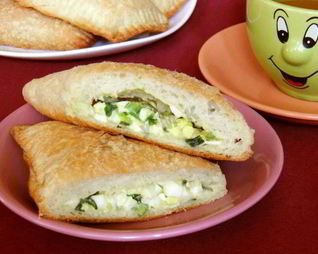 Слоеные пирожки с яйцом и зеленым луком в духовке