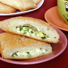 Рецепт Слоеных пирожков с яйцом и зеленым луком в духовке