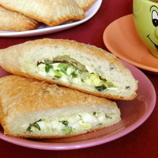 Слоеные пирожки с яйцом и зеленым луком в духовке