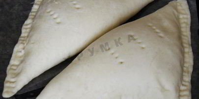 слоеные пирожки с яйцом и зеленым луком в духовке