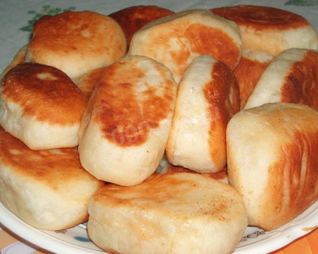 Жареные пирожки из теста на молоке с картошкой