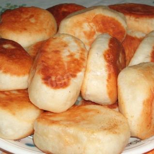 Жареные пирожки из теста на молоке с картошкой