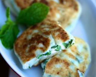 Жареные пирожки с брынзой, картошкой и зеленью