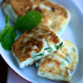 Жареные пирожки с брынзой, картошкой и зеленью