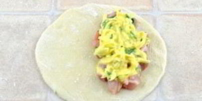 жареные пирожки с курицей