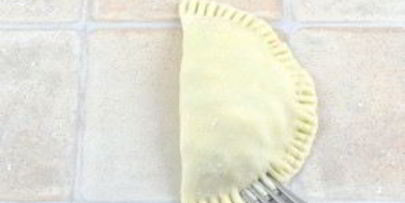 жареные пирожки с курицей