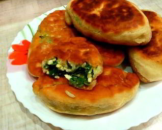Жареные пирожки с рисом, яйцом и зеленым луком