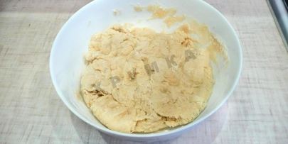 жареные пирожки с рисом, яйцом и зеленым луком