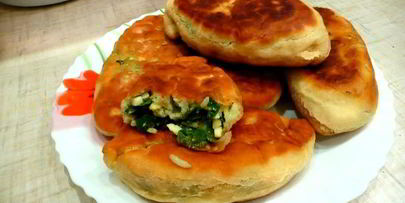 жареные пирожки с рисом, яйцом и зеленым луком