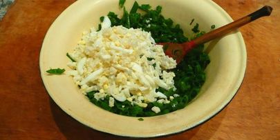 жареные пирожки с рисом, яйцом и зеленым луком