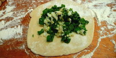 жареные пирожки с рисом, яйцом и зеленым луком