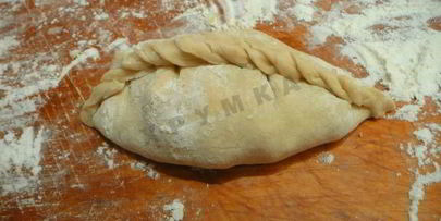 жареные пирожки с рисом, яйцом и зеленым луком