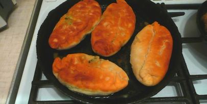 жареные пирожки с рисом, яйцом и зеленым луком