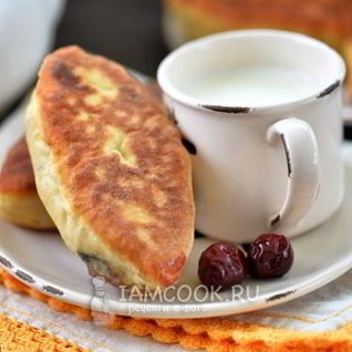 Жареные пирожки с вишней
