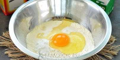 жареные пирожки с вишней