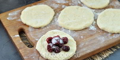 жареные пирожки с вишней