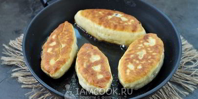 жареные пирожки с вишней