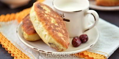 жареные пирожки с вишней