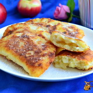 Жареные творожные пирожки с яблоками