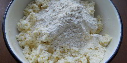 жареные творожные пирожки с яблоками