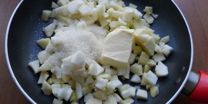 жареные творожные пирожки с яблоками