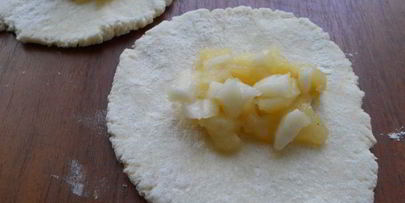 жареные творожные пирожки с яблоками