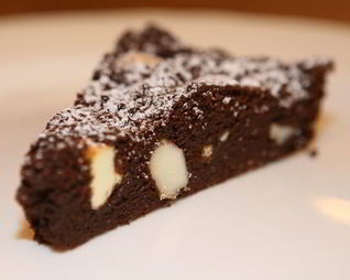 Брауни с макадамией и белым шоколадом