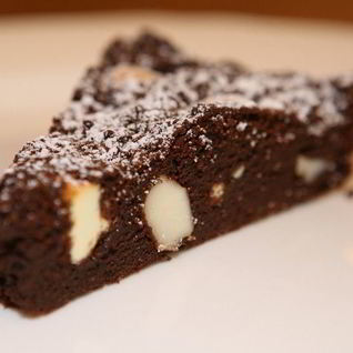 Брауни с макадамией и белым шоколадом