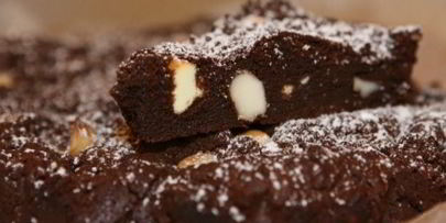 брауни с макадамией и белым шоколадом