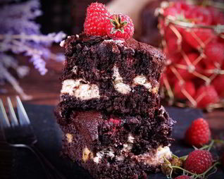 Брауни с малиной и творожной прослойкой