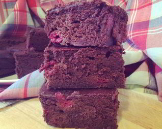 Брауни с темным пивом и малиной