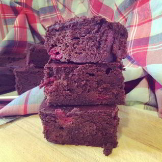 Брауни с темным пивом и малиной