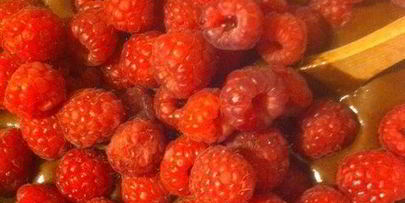 брауни с темным пивом и малиной