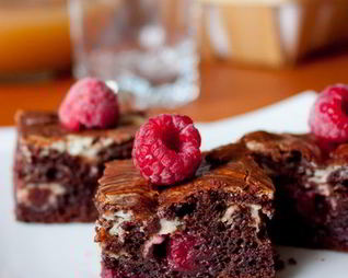 Брауни со сливочным сыром и малиной