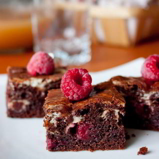 Брауни со сливочным сыром и малиной