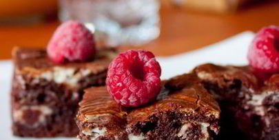 брауни со сливочным сыром и малиной