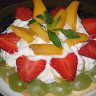 Фруктово-ягодное пирожное с фисташками на лимонно-белковой основе