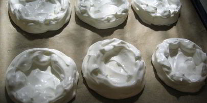 фруктово-ягодное пирожное с фисташками на лимонно-белковой основе