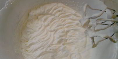 фруктово-ягодное пирожное с фисташками на лимонно-белковой основе