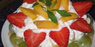 фруктово-ягодное пирожное с фисташками на лимонно-белковой основе